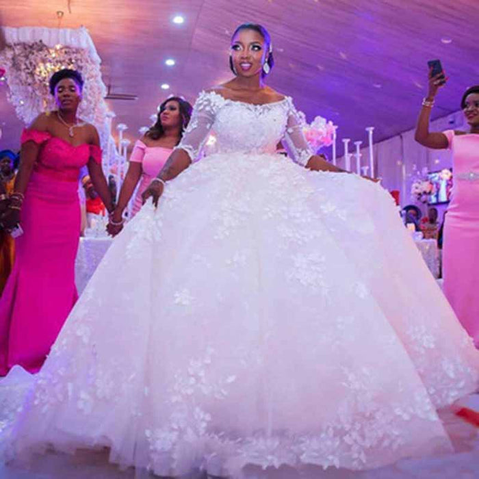 A-line/Princess Off-the-shoulder Court Train Tulle Wedding Dress with Appliques Lace