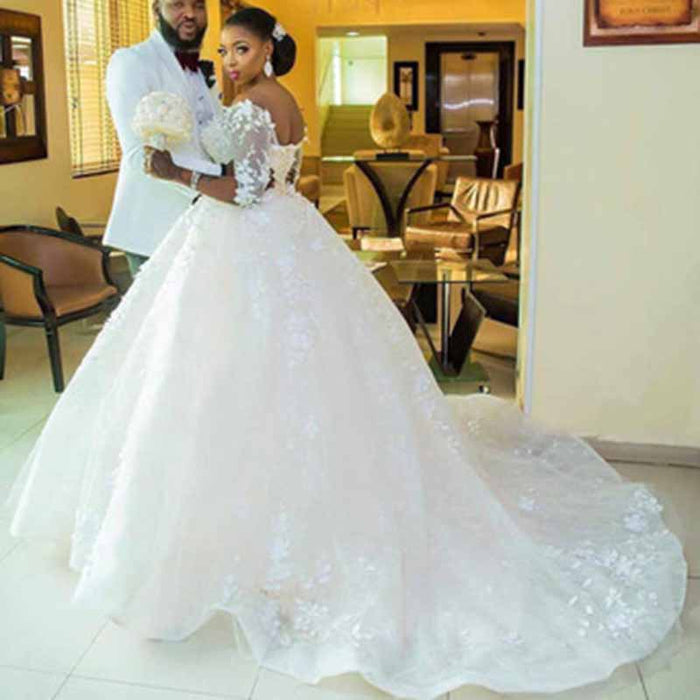 A-line/Princess Off-the-shoulder Court Train Tulle Wedding Dress with Appliques Lace