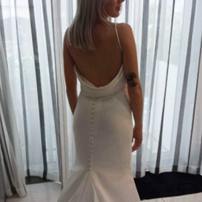 Elegant Mermaid Wedding Dress with V-Neck & Train – Slim Fit Bridal Gown for Brides