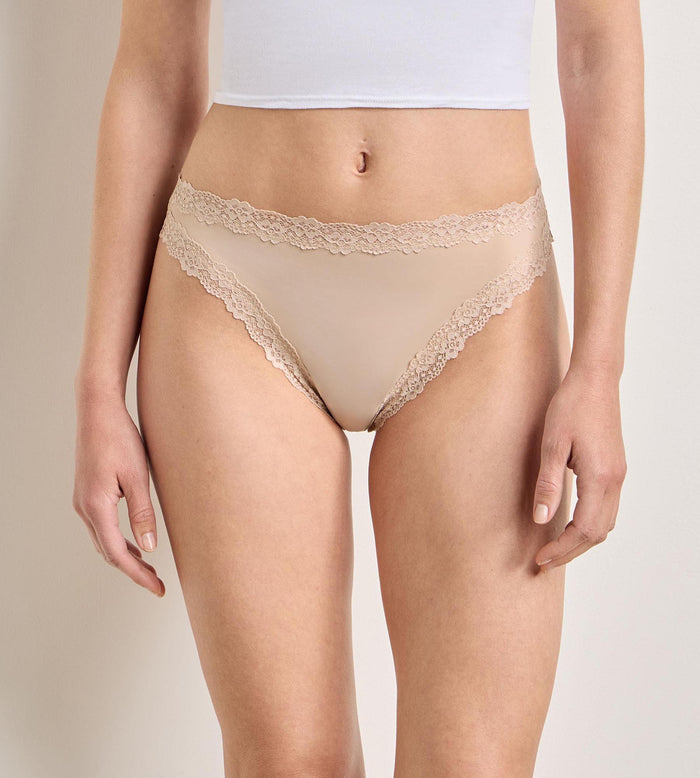 String femme en microfibre et dentelle Nude Dim